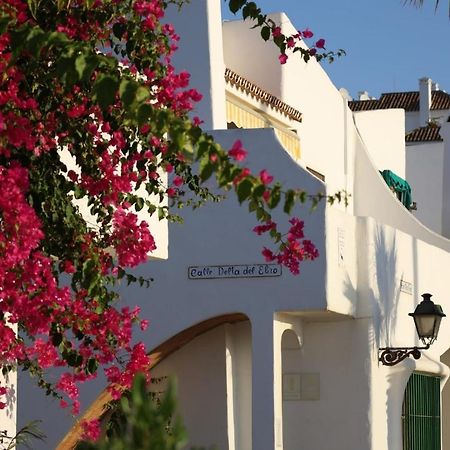 Puerto de la Duquesa beachfront apartment Manilva Exterior foto